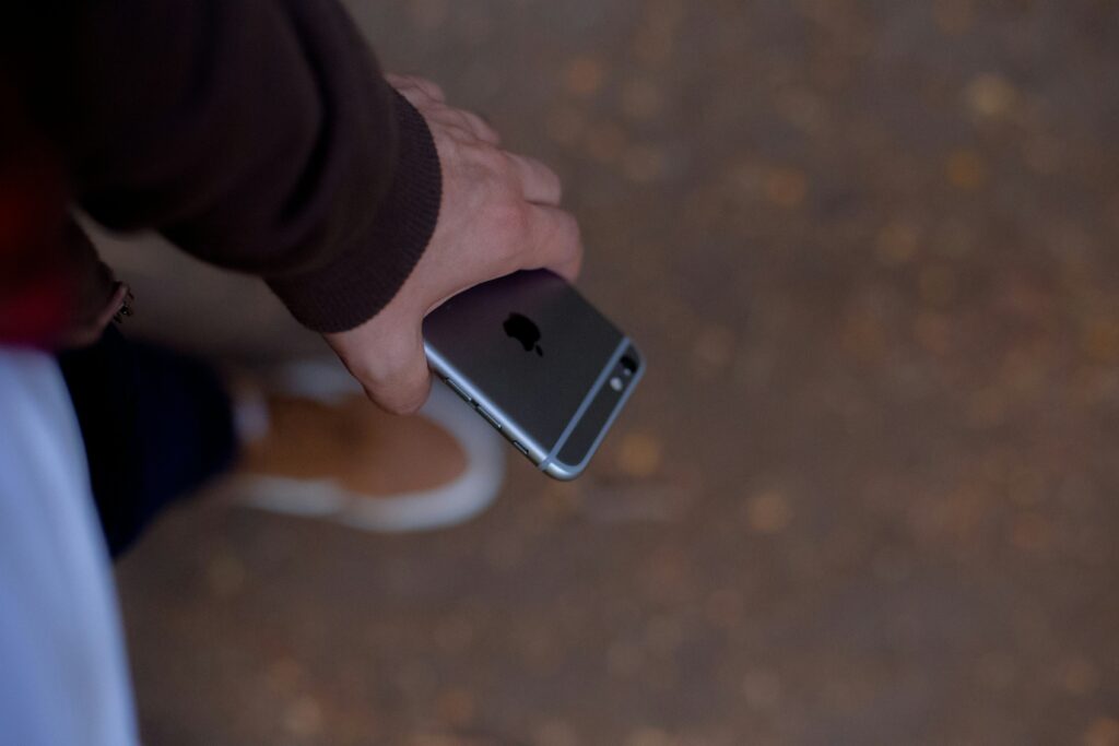 Do people steal phones in India while traveling