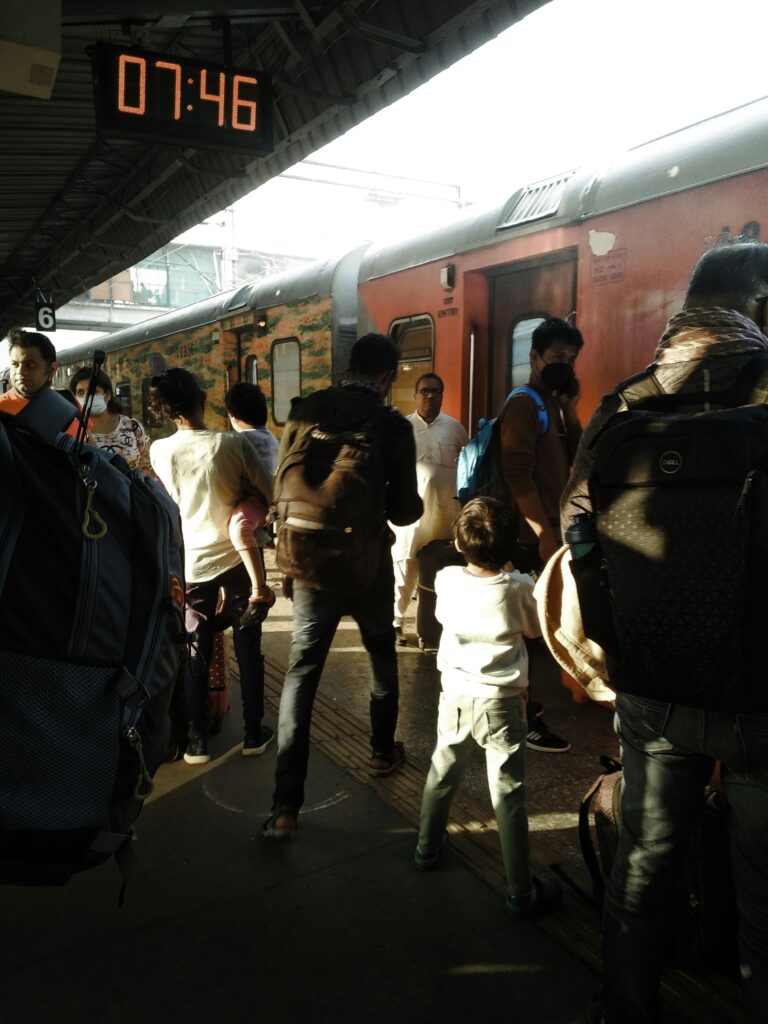 Do people steal phones in India while traveling pics